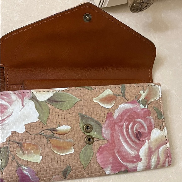 Patricia Nash Pink Floral Woven Clutch! It’s a true wallet! Never been used! - Picture 5 of 6